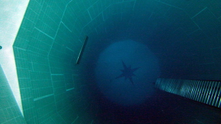 Illustration for article titled Diving Is Totally Allowed in the World's Deepest Swimming Pool